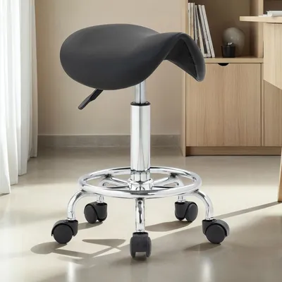 Produktbild von Hocker IRVON mit Sattelsitz, schwarz – Sattelhocker höhenverstellbar und ergonomisch, Rollhocker für Praxis Friseur oder Büro, mit Fußring auf Rollen drehbarer Praxishocker