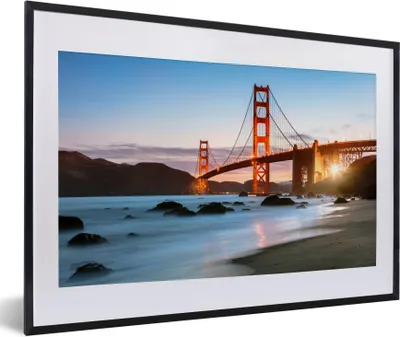 Produktbild von MuchoWow® MuchoWow® Gerahmtes Poster Golden Gate Bridge mit blauem Sonnenuntergang und blauem Wasser 60x40 cm - Poster mit zchwarzem Bilderrahmen - Schlafzimmer - Plakat in Rahmen - Drucken