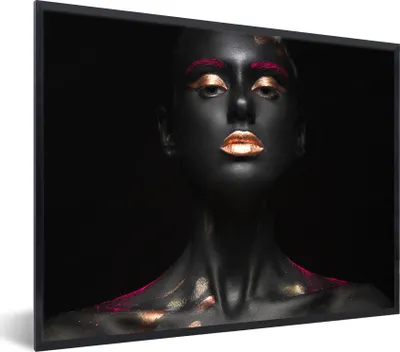 Produktbild von MuchoWow® Gerahmtes Poster Frau - Rosa - Kupfer - Schwarz 40x30 cm - Poster mit Schwarzem Bilderrahmen Wandposter Rahmen Foto Bilder - Kunstposter - Wanddekorationen