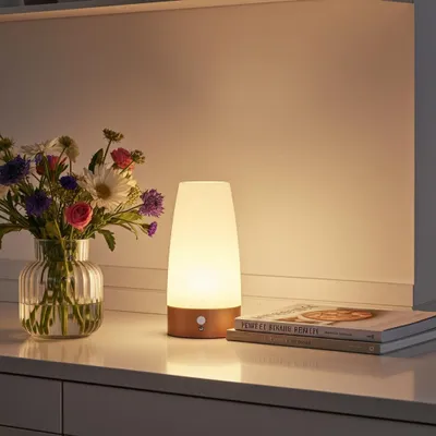 Produktbild von Elegante LED-Tischlampe mit Bewegungsmelder – Kabellose Flurleuchte mit warmweissem Licht – Ideal als Nachtlicht im Schlafzimmer