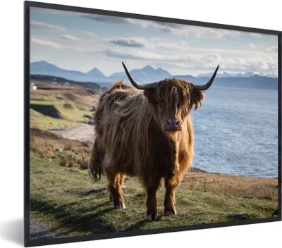 Produktbild von MuchoWow® Gerahmtes Poster Schottische Highlander - Bergen - Meer 80x60 cm - Poster mit Schwarzem Bilderrahmen Wandposter Rahmen Foto Bilder - Schwarzem - Mit Gestell