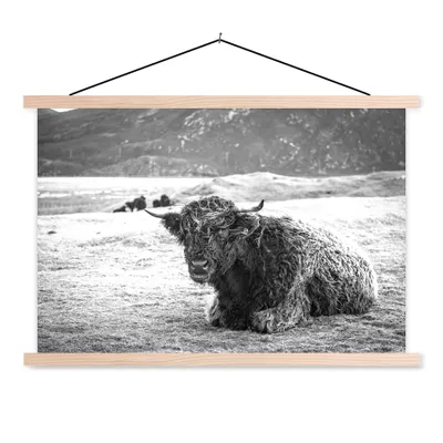 Produktbild von MuchoWow® Textilposter Schottischer Highlander - Berg - Tiere 120x80 cm mit holzfarbenen Rahmen - Aufhängeset