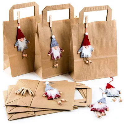 Produktbild von 6 braune Weihnachtstüten (18 x 8 x 22 cm) + Wichtelanhänger aus Filz rot grau + 6 Holzklammern Geschenkverpackung