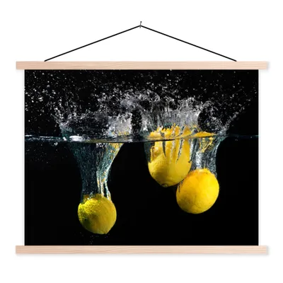 Produktbild von MuchoWow® Textilposter Zitrone - Frucht - Stilleben - Wasser - Gelb 120x90 cm mit holzfarbenen Rahmen - Magnetisch