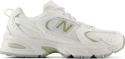 Obrázok produktu pre Kúpte si New Balance U530CSC Reflection v obchode Kicksshop. Športové striebornosivé pánske tenisky s retro dizajnom a pohodlným strihom.