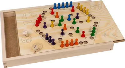 Das Bild zeigt einen offenen Holzkasten ein Lernspiel auf dem ein Spielfeld mit Zahlen Startpositionen Würfel Figuren aufgedruckt sind und ausgestanzte Löcher in denen Mann Spielfiguren in den Farben blau, gelb, grün, rot, orange, lila einsetzen kann