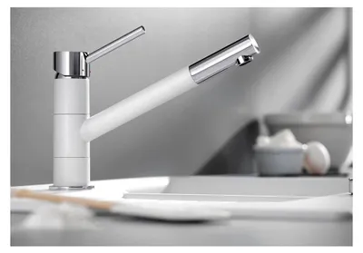 Produktbild von Küchenarmatur in Softweiß/Chrom mit Hochdruck und Rückflussverhinderer