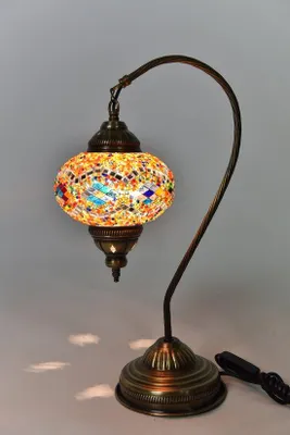 Zdjęcie produktu dla Ręcznie wykonana turecka lampa stołowa w kształcie łuku w kolorowych barwach – orientalna lampa mozaikowa zapewniająca nastrojowe oświetlenie.
