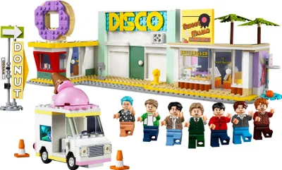Produktbild von LEGO 21339 Ideas BTS Dynamite Musikvideo Set mit 7 Minifiguren der berühmten K-Pop Band, Merchandise Sammler-Geschenk-Idee für Fans