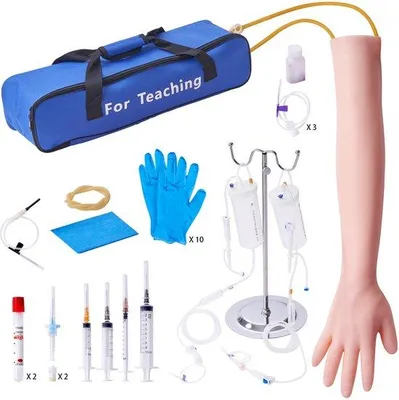 Obrázek produktu pro Praktický set pro výuku odběru krve a intravenózních aplikací, včetně realistického tréninkového modelu paže s infuzním přístrojem a transportní taškou. Ideální pro studenty, zdravotní sestry a odborníky