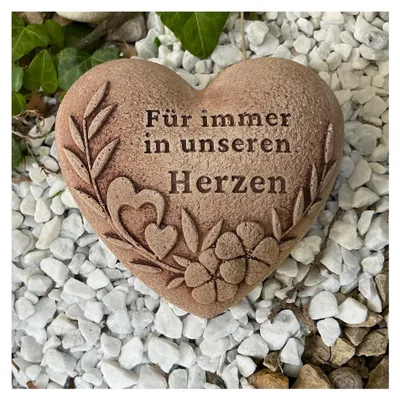 Produktbild von Grabschmuck Herz Für immer in unseren Herzen aus Steinguss, Grabherz handgefertigt und handbemalt, rostbraune Patina, wetterfest