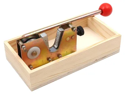 Imagen del producto de Rompe nueces manual con base de madera