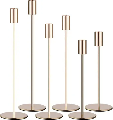 Zdjęcie produktu dla Zestaw 6 metalowych świeczników, wysokie, o wymiarach 33/28/23 cm, w kolorze złotym, przeznaczone do świec typu "czopik", idealne do dekoracji wnętrz