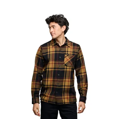 M Project Flannel von Black Diamond; kariertes Hemd in Schwarz; Gelb und Braun; mit Brusttasche; getragen von einem Mann.