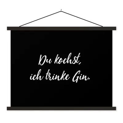 Produktbild von MuchoWow® Textilposter Zitate - Sprichwörter - Du kochst, ich trinke Gin 150x113 cm mit schwarzem Rahmen - Wohnzimmer