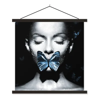 Produktbild von MuchoWow® Textilposter Frau - Schmetterling - Schwarz - Weiß 120x120 cm mit schwarzem Rahmen - Aufhängungsset
