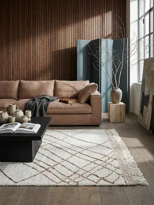 Teppich Beige-Natur rechteckig Editorial Interior als Designobjekt drapiert hochwertige Wohnaccessoires_#sku_SAF503119377754-SAF503119377755-SAF503119377756#