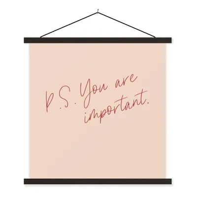 Produktbild von MuchoWow® Textilposter Text - P.S. Du bist wichtig - Zitate 90x90 cm mit schwarzem Rahmen - Magnetisches