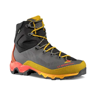 Aequilibrium Trek Gtx von La Sportiva; graue und orange Wanderschuhe mit hohem Schnitt und gelben Schnürsenkeln.