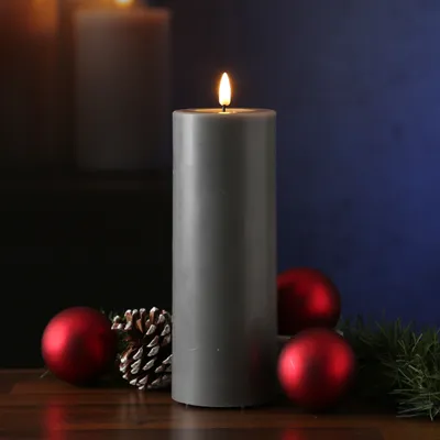 LED Stumpenkerze MIA - Echtwachs - realistische 3D Flamme - H: 20cm - Batteriebetrieb - grau