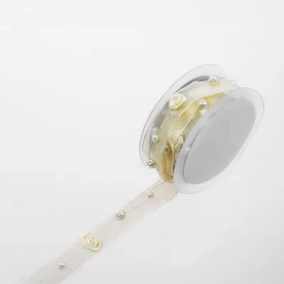 Produktbild von Dekoband Organza Creme-Weiß mit Satinrosen & Perlen – 25mm breit, 2 Rollen à 5m
