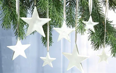 Produktbild von 12 Sterne aus Porzellan, weiß, Weihnachtsbaumschmuck, Dekohänger, Weihnachtsdeko, Christbaumschmuck