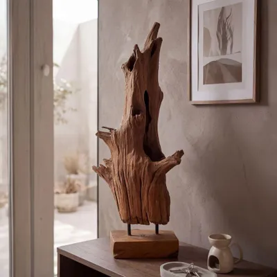 Immagine prodotto di Scultura Akar, realizzata in legno di teak riciclato, dimensioni 23x27x64 cm, colore marrone, opera di Mauro Ferretti