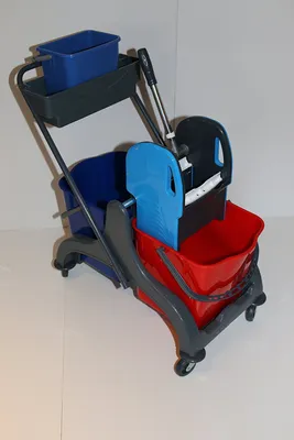 Produktbild von CleanSV© Aura2+ Reinigungswagen mit Ablage und 5 Liter Eimer, Wischwagen, Putzwagen aus Kunststoff, Profi Moppresse, 2 Eimer (rot / blau) und Deichsel, 4 Leichtlaufrollen