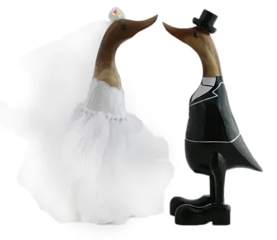 Produktbild von Tokoindah Handgeschnitzte Enten aus Holz und Bambuswurzel als Hochzeitspaar - 25cm hoch