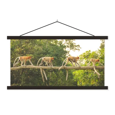 Produktbild von MuchoWow® Textilposter Affen laufen auf Ast 60x30 cm mit schwarzem Rahmen - Textilien