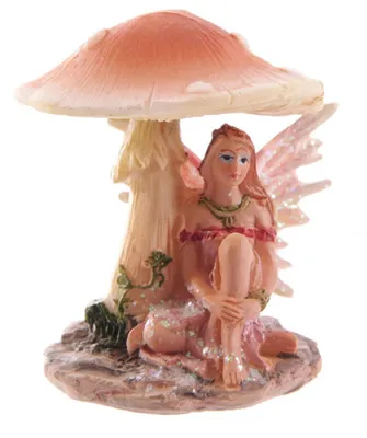 Eine bezaubernde kleine Feenfigur, die sich gemütlich unter einem großen Pilz niedergelassen hat.