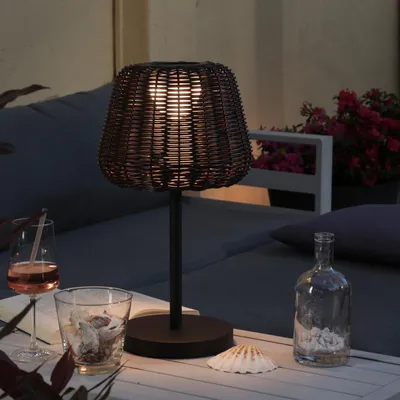 Produktbild von LED Garten Tischleuchte - in Rattanoptik - H: 45cm - dimmbar - aufladbar - mit Fernbedienung - braun
