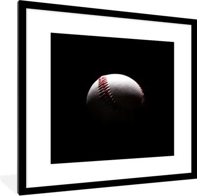 Produktbild von MuchoWow® Gerahmtes Poster Ein Baseball auf schwarzem Hintergrund 40x40 cm - Poster mit Schwarzem Bilderrahmen Wandposter Rahmen Foto Bilder - Poster - Plakat im Rahmen