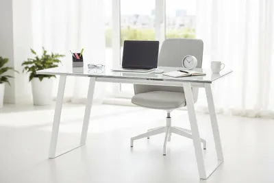 Produktbild von Schreibtisch "Wimpassing" aus Metall/ Glas / ESG-Glas in Metall weiß - Weißglas. Abmessungen (B/H/T) 140x76x51 cm