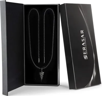 Zdjęcie produktu dla SERASAR | Męski skórzany naszyjnik Premium [Strzałka] ze stali nierdzewnej | Kolor: Czarny | Długość: 50cm