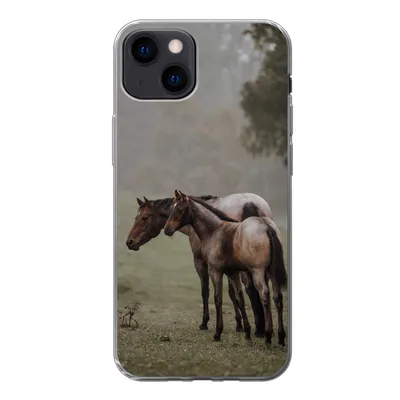 Produktbild von MuchoWow® Handyhülle Schutzhülle Hülle für iPhone 13 Pferde - Natur - Nebel Silikon Softcase Handy Hülle - Karteninhaber