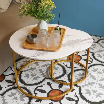 Image de Ensemble de deux tables d'appoint rondes, structure en métal doré, plateau en marbre blanc, diamètre 59,9/39,9 cm, idéal pour le salon