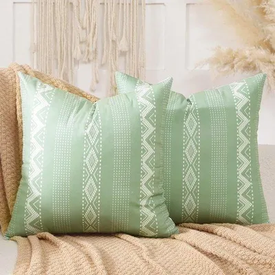 Produktbild von Unyqoos® Kissenbezüge Set von 2 im Boho-Stil, geometrisches Design in Salbeigrün Samt für Sofa und Wohnzimmer