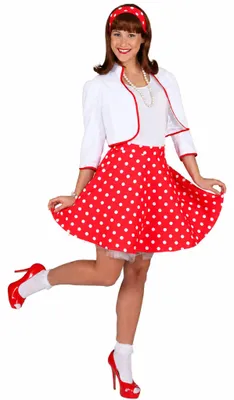 Frau in rotem Rockabilly-Rock mit weißen Punkten und Tüllsaum; weißes Oberteil, Bolero, Haarband und Schuhe sind Zubehör.