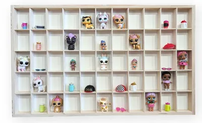 Produktbild von Puppenregal für 55 Puppen – Horizontales Wandregal für Puppen & Zubehör, Sammlervitrine aus Holz von Dekoralove
