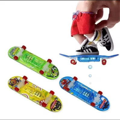 Produktbild von PRECORN LED Finger Skateboard Set – 6 leuchtende Fingerskateboards, Mitgebsel für Kindergeburtstag, Geschenk Jungen & Mädchen, futuristisches Design