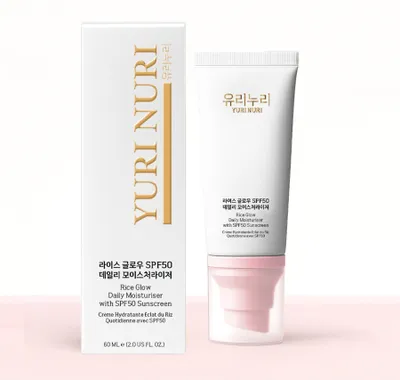 Produktbild von ____ Aufhellender Sonnenschutz mit Reisferment SPF50Das Yurinuri Reis Glow SPF50 ist ein Sonnenschutz zur Förderung der natürlichen Ausstrahlung. Die Formel mit Reisextrakt schützt vor UV-Strahlen und pflegt die Haut intensiv. Dieser Sonnenschutz zieht schnell ein und sorgt für ein ebenmäßiges Erscheinungsbild. - Reisextrakt: Unterstützt die Leuchtkraft der Haut - SPF 50: Schützt effektiv vor Sonnenschäden - Feuchtigkeitsformel: Bewahrt die Hautelastizität