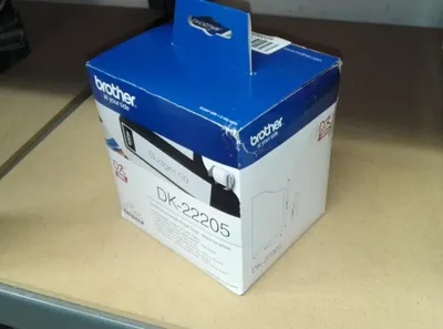 Produktbild von Brother DK-22205, Schwarz auf weiss, Etikettenrolle, DK, Weiß, Thermodirekt, China