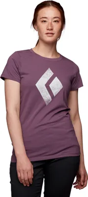 Dame trägt ein lila T-Shirt "Chalked Up Tee" von Black Diamond; mit silbernem Logo auf der Vorderseite.