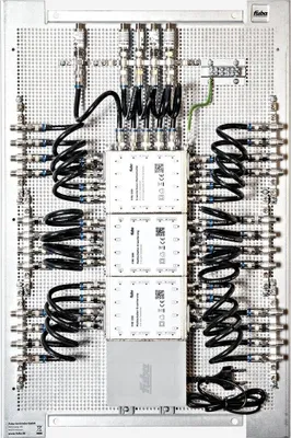 Produktbild von Fuba FMP 524 SL Multischalter-Paneel | Multischalter/Multiswitch 24 Teilnehmer, ein Satellit, komplett vormontiert im Montageschrank mit Erdung/Potentialausgleich/Überspannungsschutz, EN/VDE-konform, erweiterbar