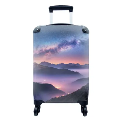 Produktbild von MuchoWow® Koffer Handgepäck Trolley Rollkoffer Kleine Reisekoffer mit 4 Rollen - Berge - Sternenhimmel - Nebel - Cabin Size < 55x40x23 cm & 55x40x20 cm - Fotokoffer - Kabinenkoffer - Boardgepäck - Reise-Box - Reisekoffer - Reisegepäck - Koffer mit Bild - Trolley für Kinder