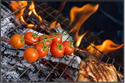 Produktbild von Wallario Wandbild Tomaten und Steak auf einem Grill, Größe: 61 x 91,50 cm, Poster mit schwarzem Aluminiumrahmen