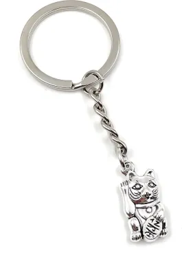 Productafbeelding van Onwomania Wiegkatje Maneki sleutelhanger, metalen geluksbringer in een aluminium cadeauverpakking, ideaal om cadeau te geven