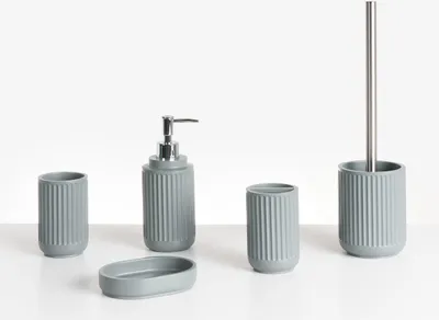 Produktbild von BELIANI Badezimmer Set 5-Teilig Hellgrau Kunstharz Rillenoptik Modern Seifenschale Seifenspender Zahnbürstenhalter Toilettenbürste Becher Bad-Zubehör