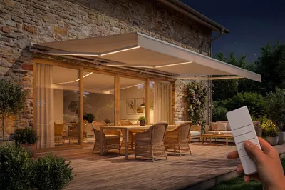 Produktbild von FAZZIO 6x3m Halbkassetten-LED-Markise mit Motor, weißem Gestell und beigefarbenem Stoff